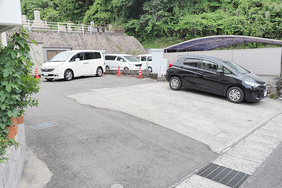 武霊廟の駐車場